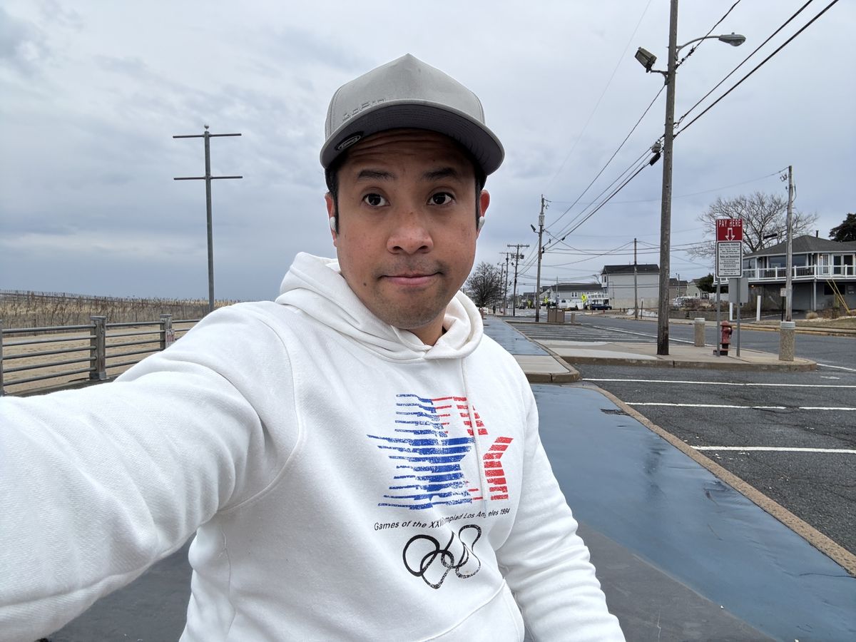 Apple iPhone 16e selfie sample.