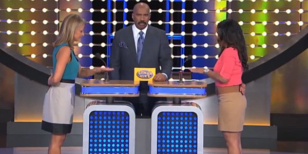 Distract him!” Podium mayhem FLOORS Steve Harvey! 