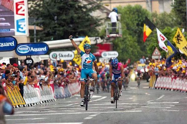 Pierrick Fedrigo (Bouygues) beats Salvatore Commesso to win stage 14