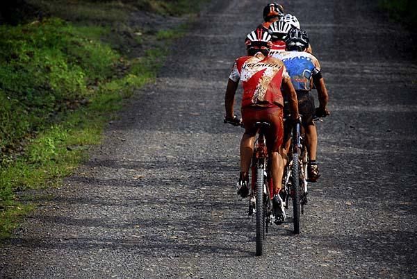Roberto Heras from Spain climbs with harsh stomach aches which slowed him down to fourth place from leading the pack out of the Carara National Park.