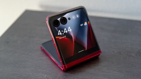The Motorola Razr Plus 2023 cover screen