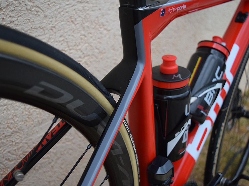 Disc brakes result in no caliper on the seat stays, offering a clean look