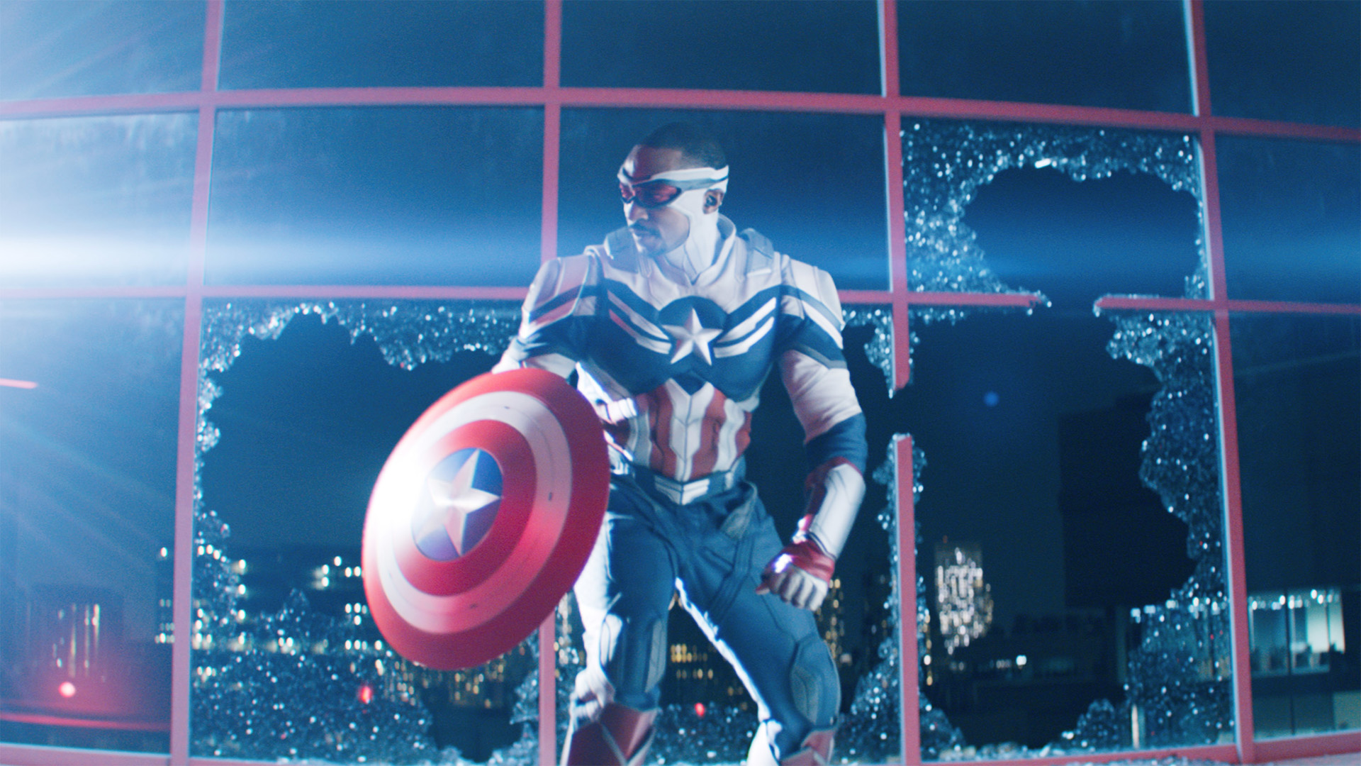 Сэм Уилсон (Энтони Маки) в роли Капитана Америки в фильме «Сокол и Зимний солдат».