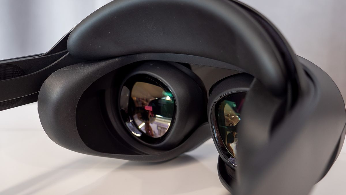 The full (VR) light blockers on the Meta Quest Pro