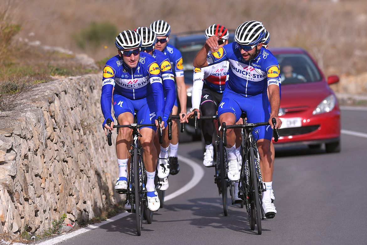 Fernando Gaviria telling Elia Viviani a story