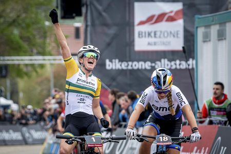 Rebecca McConnell (Primaflor Mondraker Genuins) wins ahead of Pauline Ferrand Prevot (BMC MTB Racing)