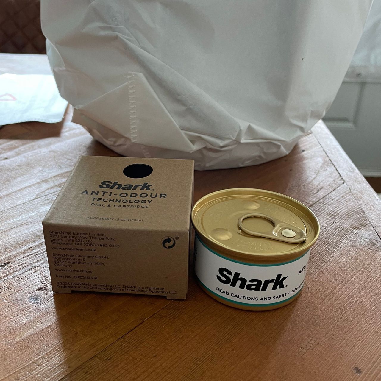 Odour capsule and the box sitting in front of the Shark NeverChange 5 Air Purifier