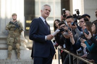 matthew modine as Richard Dreyer talking to reporters in zero day