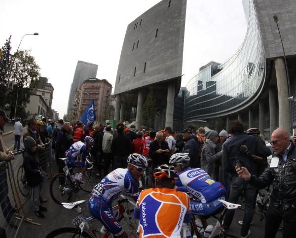 The race started in the shadow of Milan's Palazzo Lombardia.