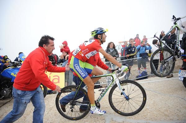 Vincenzo Nibali is pushed past the line by his helpers.