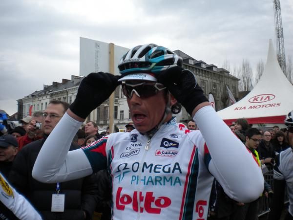 Leif Hoste fixes his glasses before the start