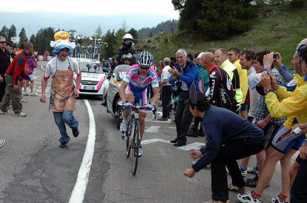 Damiano Cunego climbs to Alpe di Siusi through cheering tifosi.