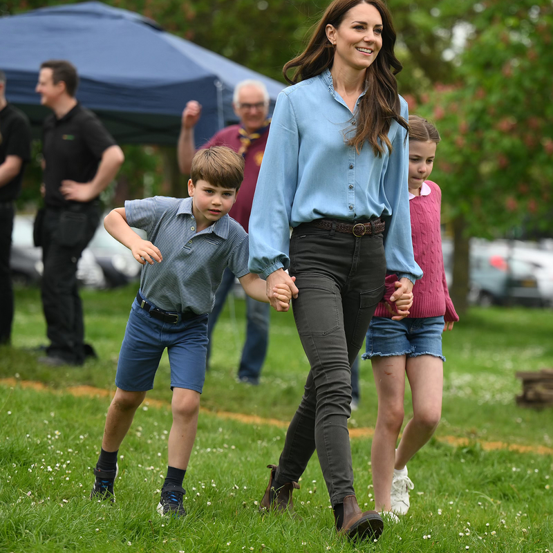 Do Prince George and Princess Charlotte Have to Bow to the Queen ...