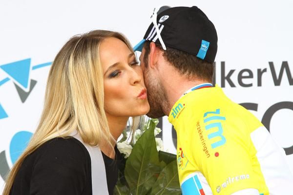 Kisses for Ster ZLM Toer leader Mark Cavendish on the podium.