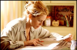 julia roberts looks through papers in erin brockovich