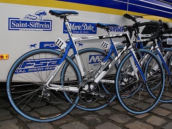 AG2R riders headed out on bikes from BH ; some rode aluminum-carbon mixes while others opted for the full carbon treatment.