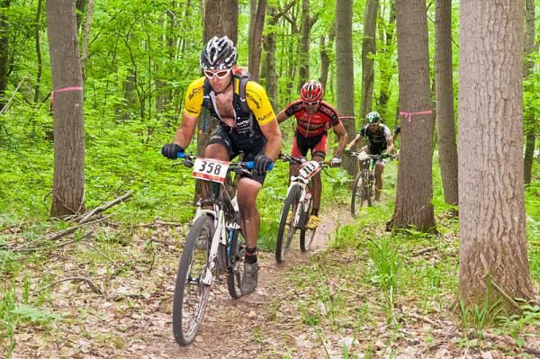 Michael Simonson leads Drew Edsall and Kevin Carter on lap 2