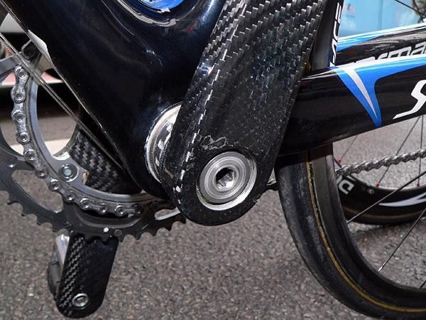 Underneath the cosmetic carbon fiber cap lies a large-diameter alloy fixing bolt.