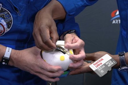 Artemis II microSD card