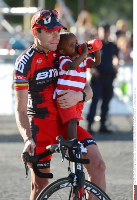 Cadel Evans (BMC) with his son Robel in 2012 on the Champs-&Eacute;lys&eacute;e