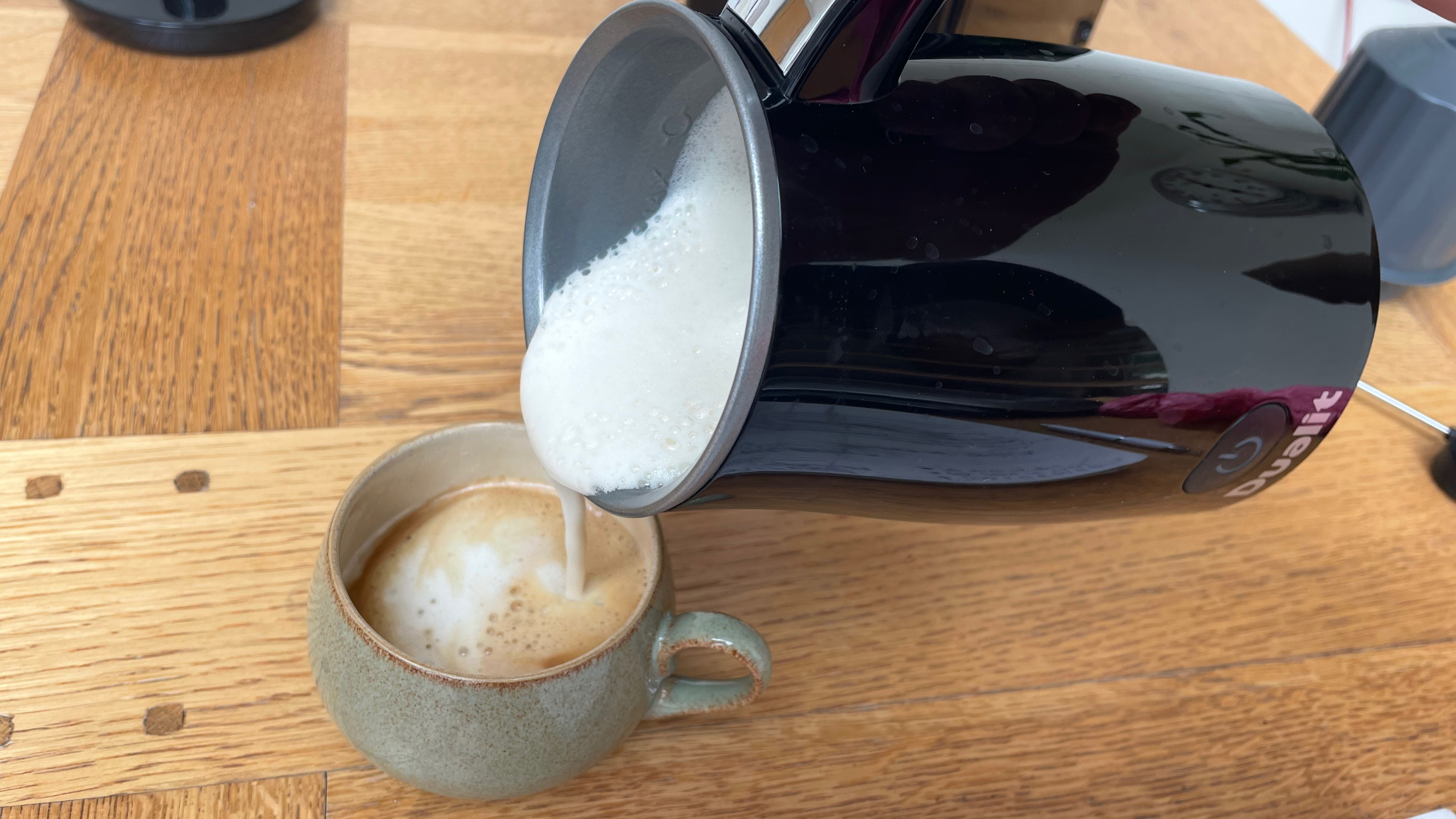 Imagem do batedor de leite da máquina de café Dualit durante o teste