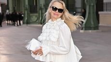  Pamela Anderson attends the Chanel Haute Couture Spring-Summer 2025 show as part of Paris Fashion Week on January 28, 2025 in Paris, France