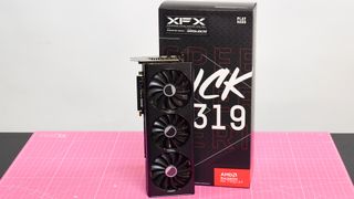  Una AMD Radeon RX 7700 XT sobre una mesa