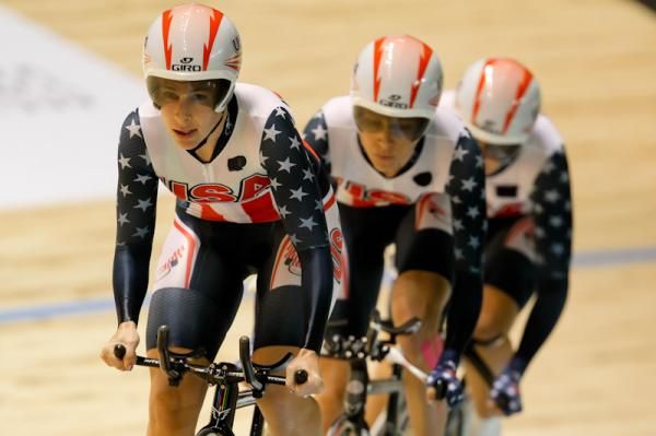 Sarah Hammer leads out the US team