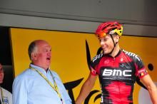 Philippe Gilbert (BMC) chats with Jean-Francois Pescheaux at the sign-on