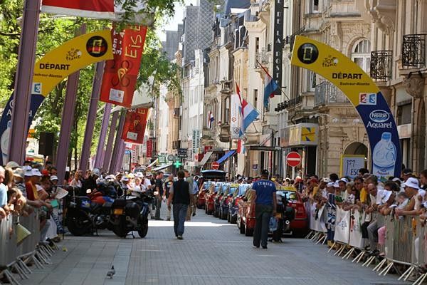 Le D&eacute;part, sans coureurs, one hour before the start in Esch-sur-Alzette.