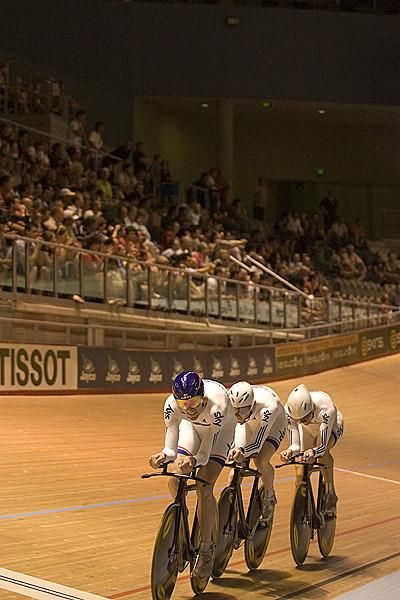 Great Britian are down to three riders in the closing laps of the mens' teams pursuit final.