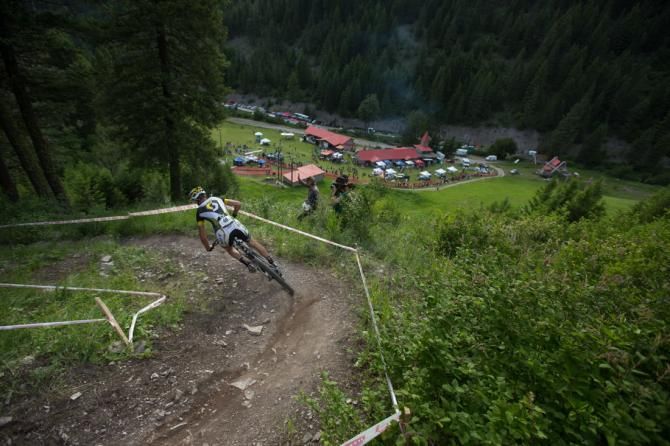 Geoff Kabush (3 Fox Racing) leads over Howard Grotts (Specialized) on the descent with just over a lap to go.