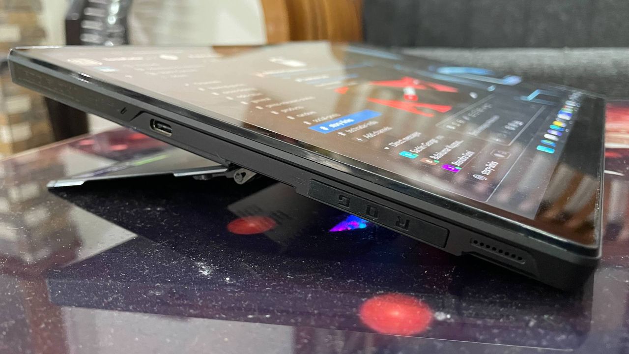 Asus ROG Flow Z13 hinge stand