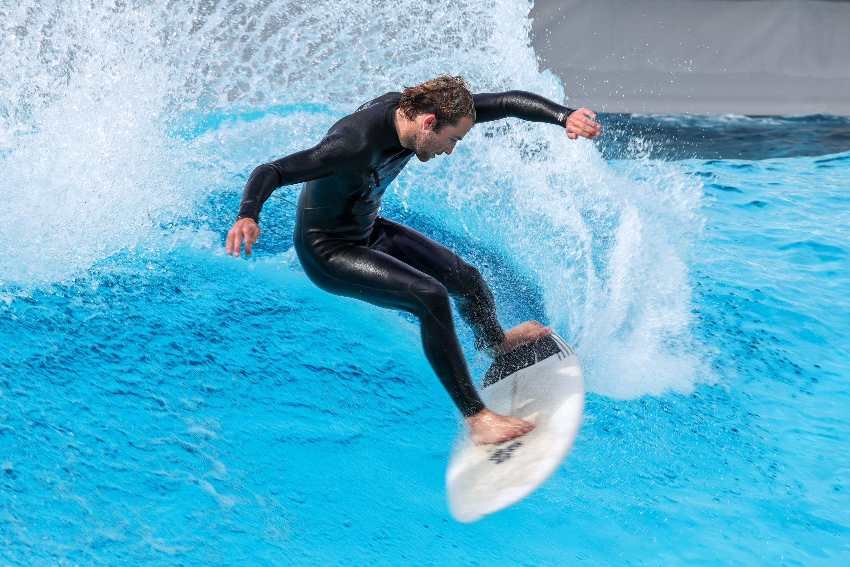 Foto de un surfista en el surf park.