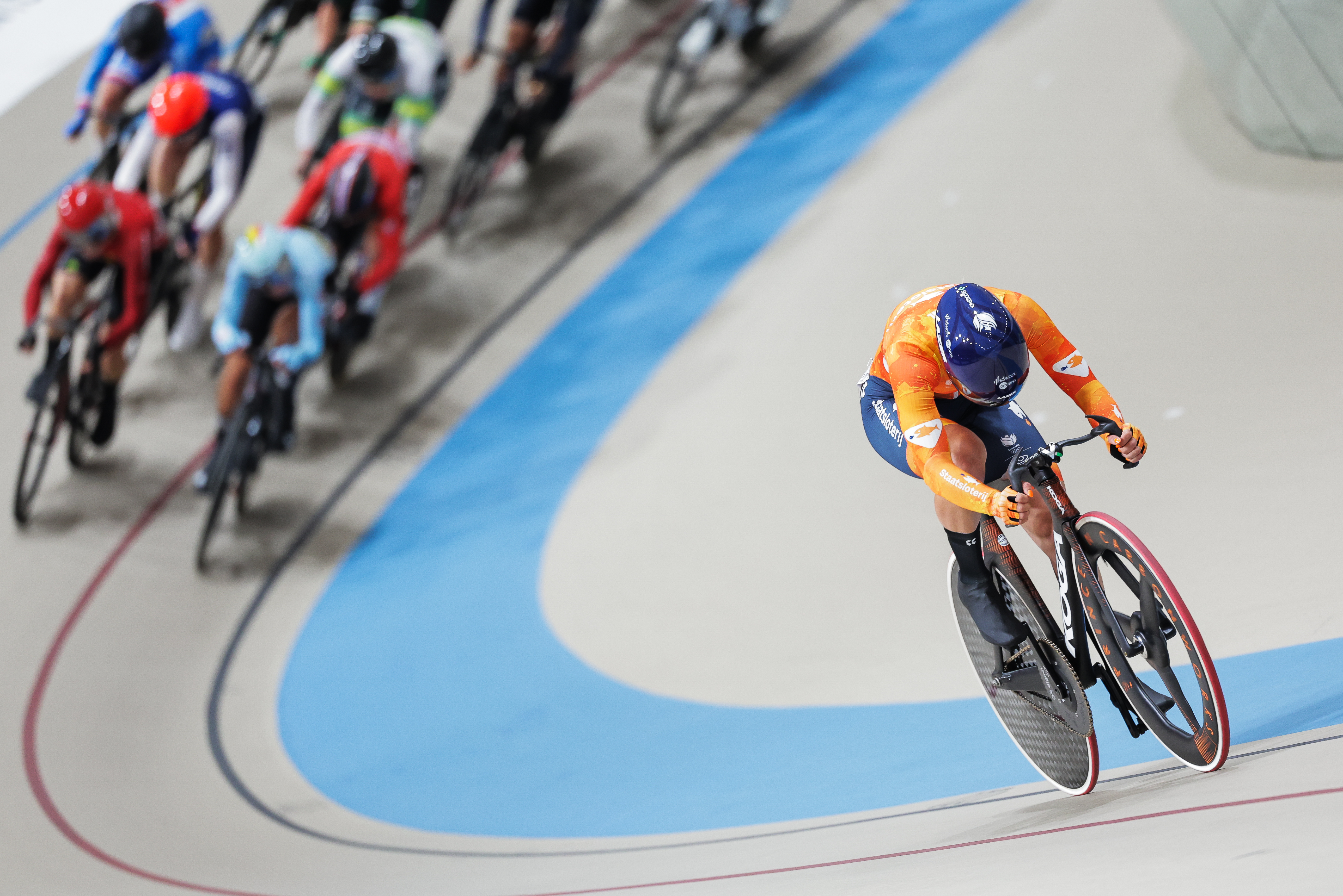 Lorena Wiebes riding in a track race
