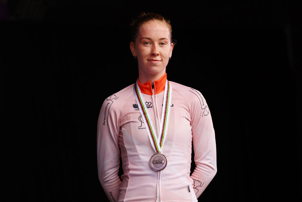 Zoe Backstedt Dominates Junior Women's Road Race To Win Second World ...