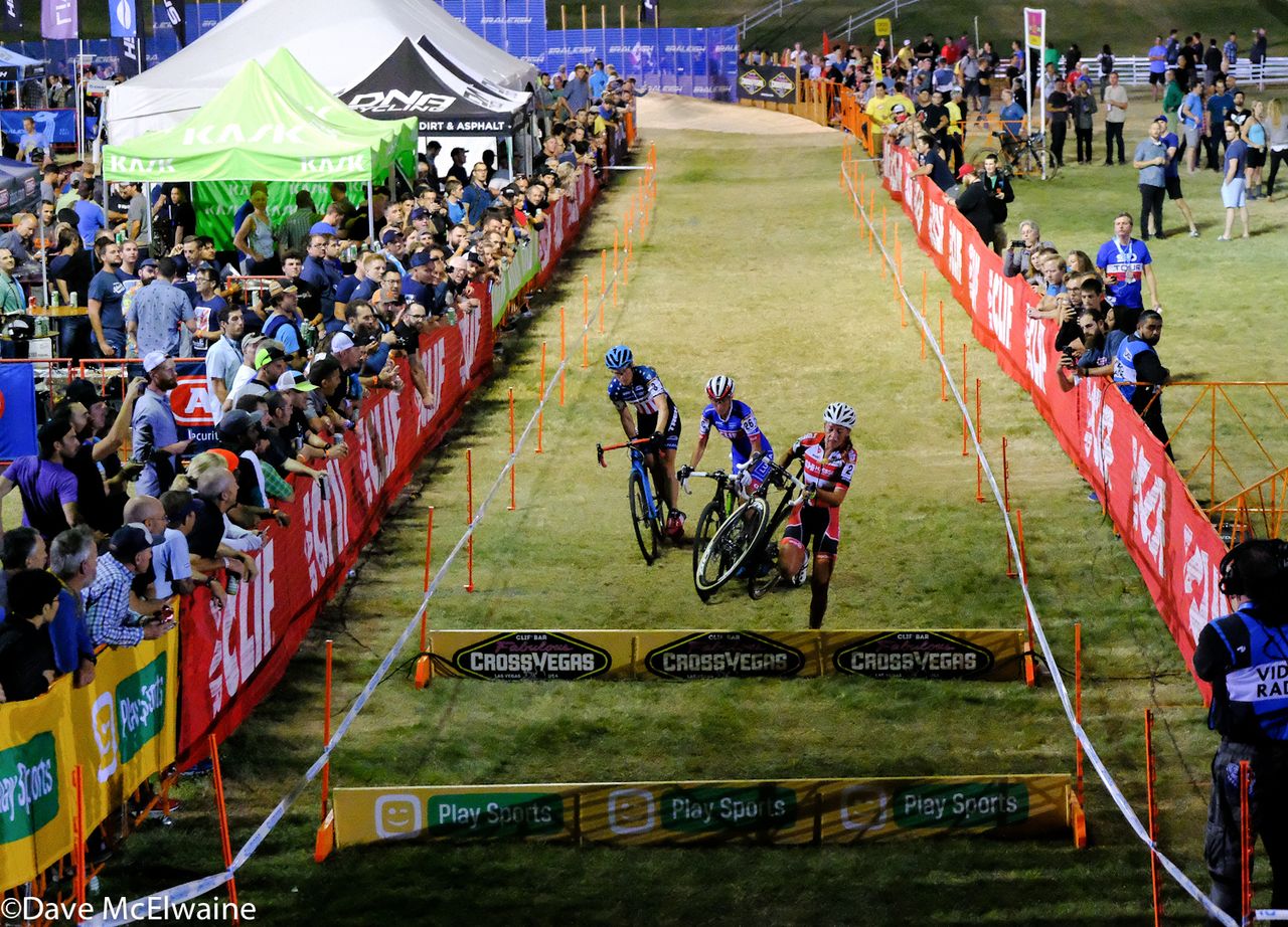 De Boer leads Nash and Compton toward the finishing straight.