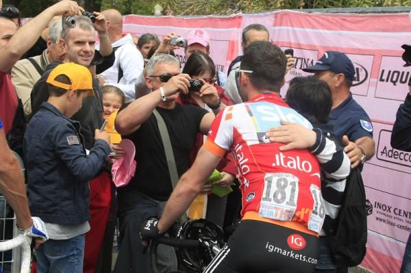 Mark Cavendish (Team Sky) spends some time with his fans