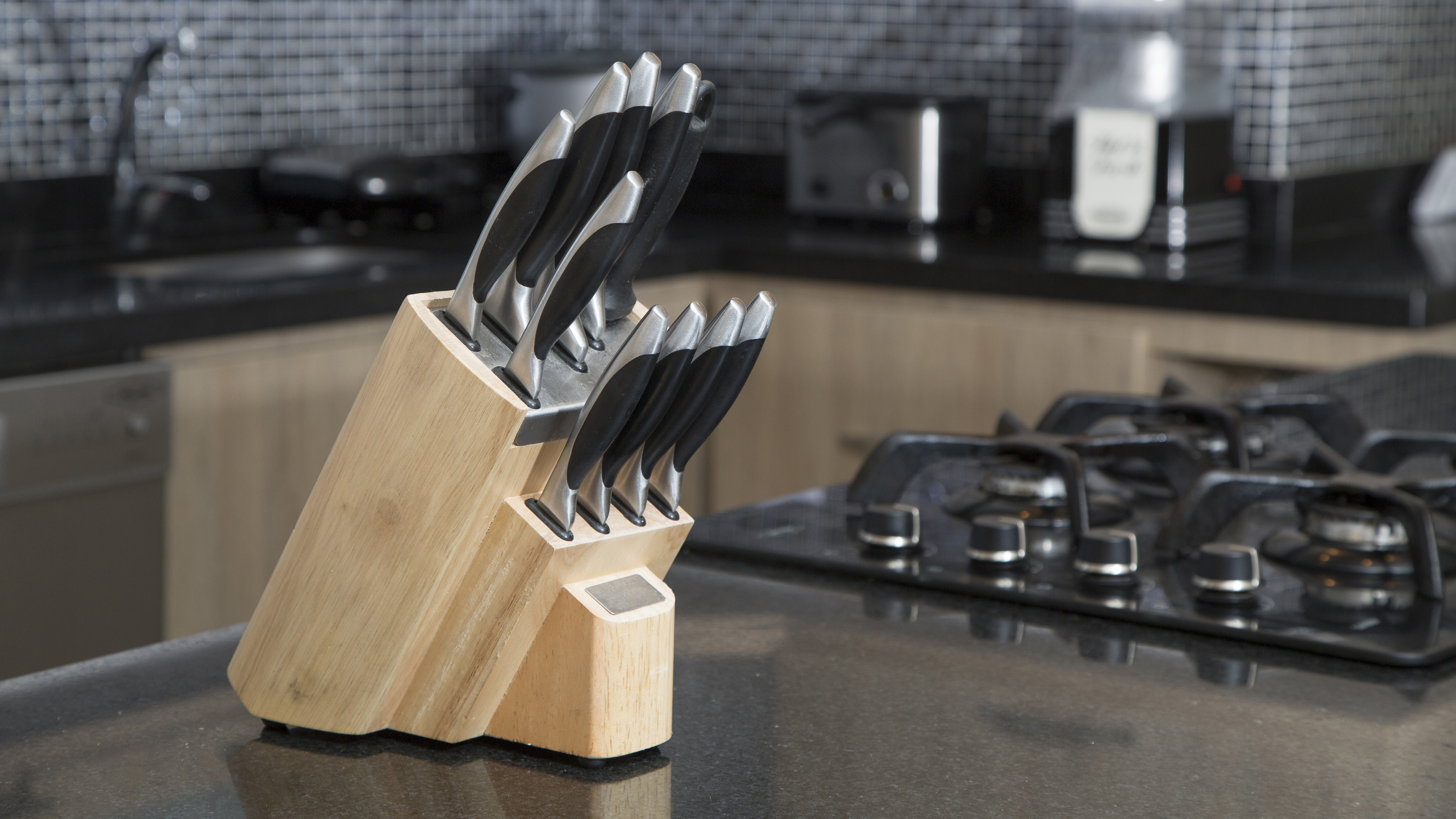 Блок ножей на кухонной столешнице