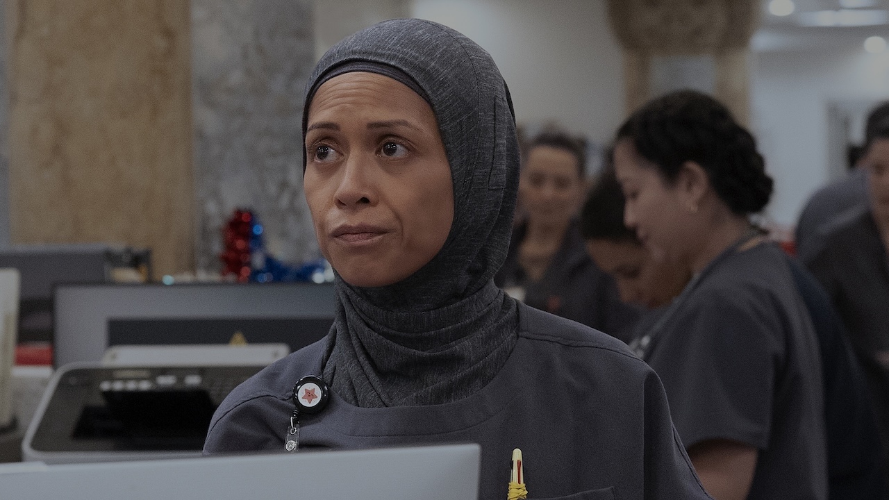 『ザ・ピット』シーズン2x09のEDでパーラがストレスを感じている様子