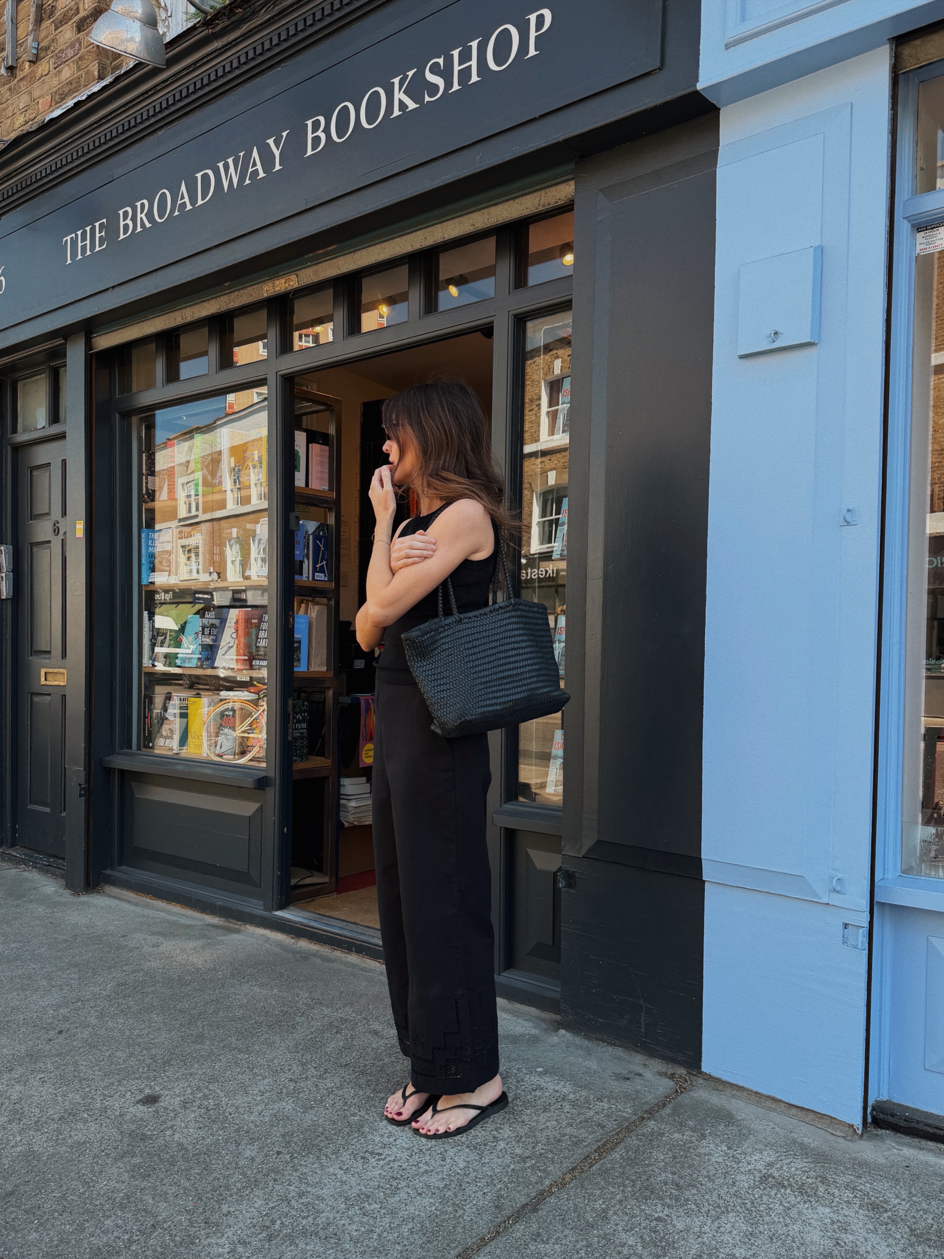 kim turkington wears an all black summer outfit