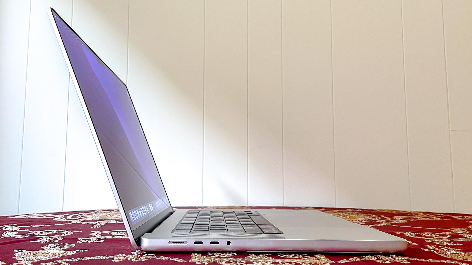 MacBook Pro 2021 (16 polegadas) em uma mesa, borda esquerda mostrando