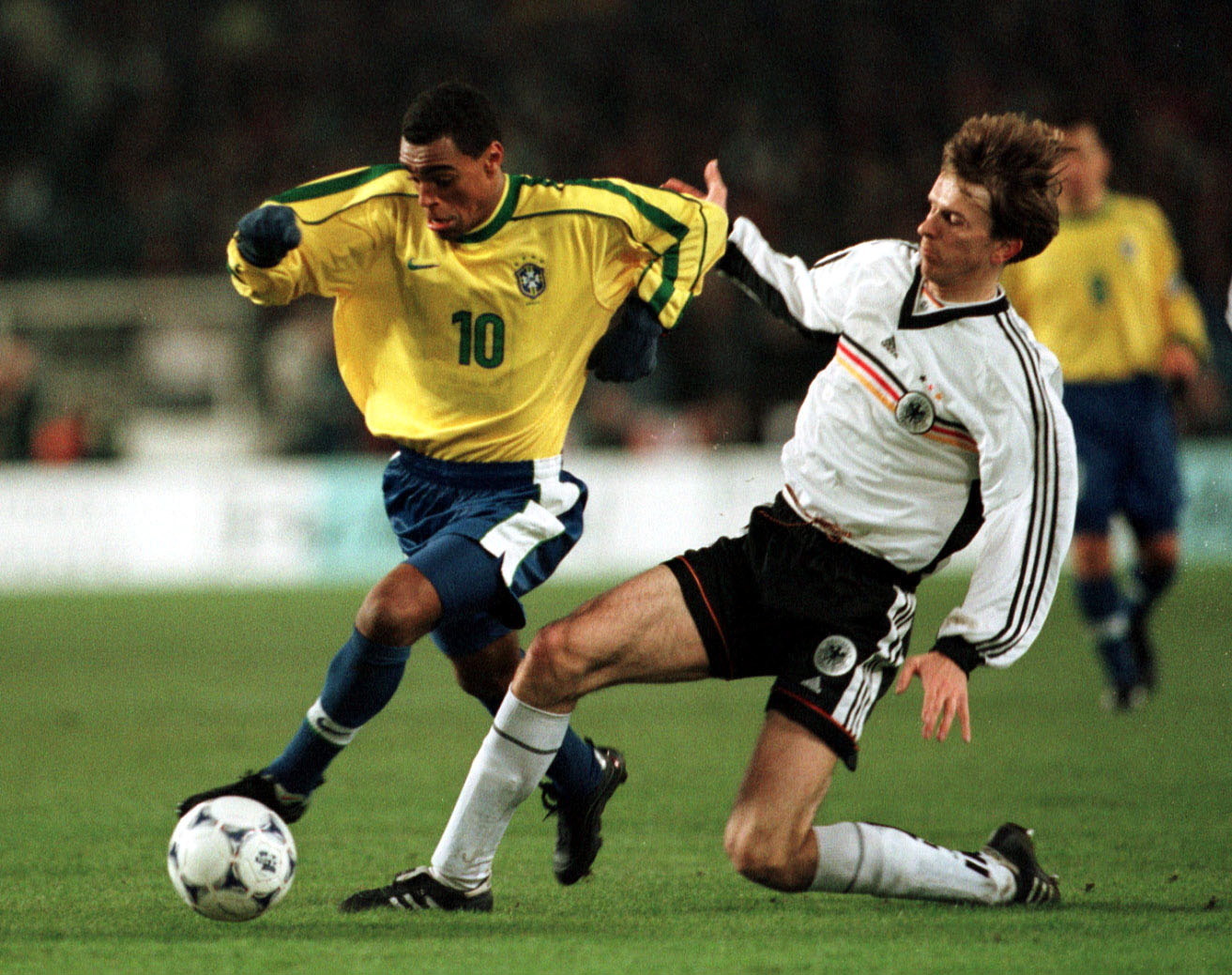 (GERMANY OUT) Freundschaftsspiel in Stuttgart: Deutschland - Brasilien 1:2 - Zweikampf zwischen Denilson (BR, li) und Dietmar Hamann (D) (Photo by Oliver Behrendt/ullstein bild via Getty Images)