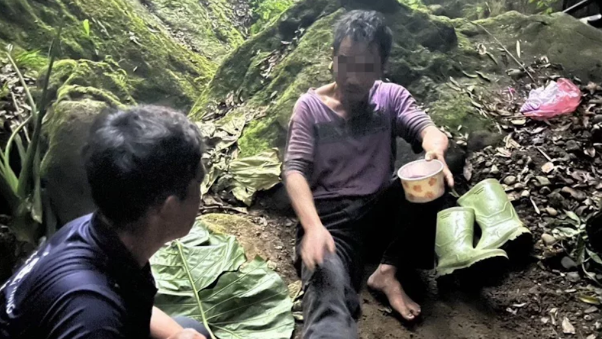 Taiwanese hiker trapped in ravine for 10 days alerts rescuers using water pipes