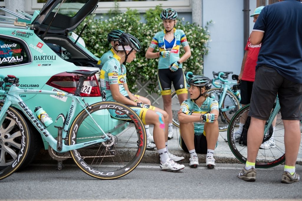 The INPA-Bianchi team talk tactics pre-stage