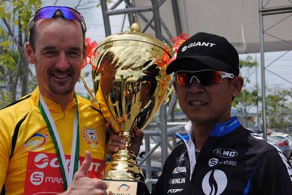 David McCann and the Giant Asia Racing Team manager pose with the winner's trophy.