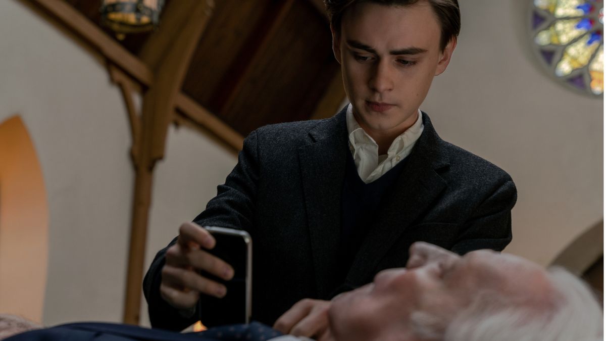 Netflix releases spooky new trailer for Stephen King adaptation Mr. Harrigan's Phone - Vimarsana News