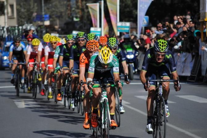 Favorites group passes the finish line for the first time, led by Pablo Lastras (Movistar) and Lluis Mas (Caja Rural)