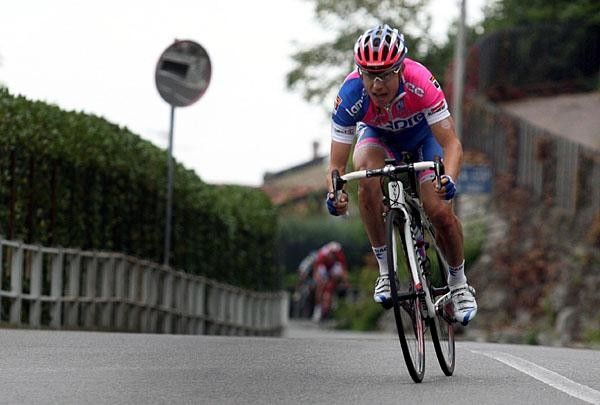 Cunego during the decisive moment when he dropped his companions on the descent.