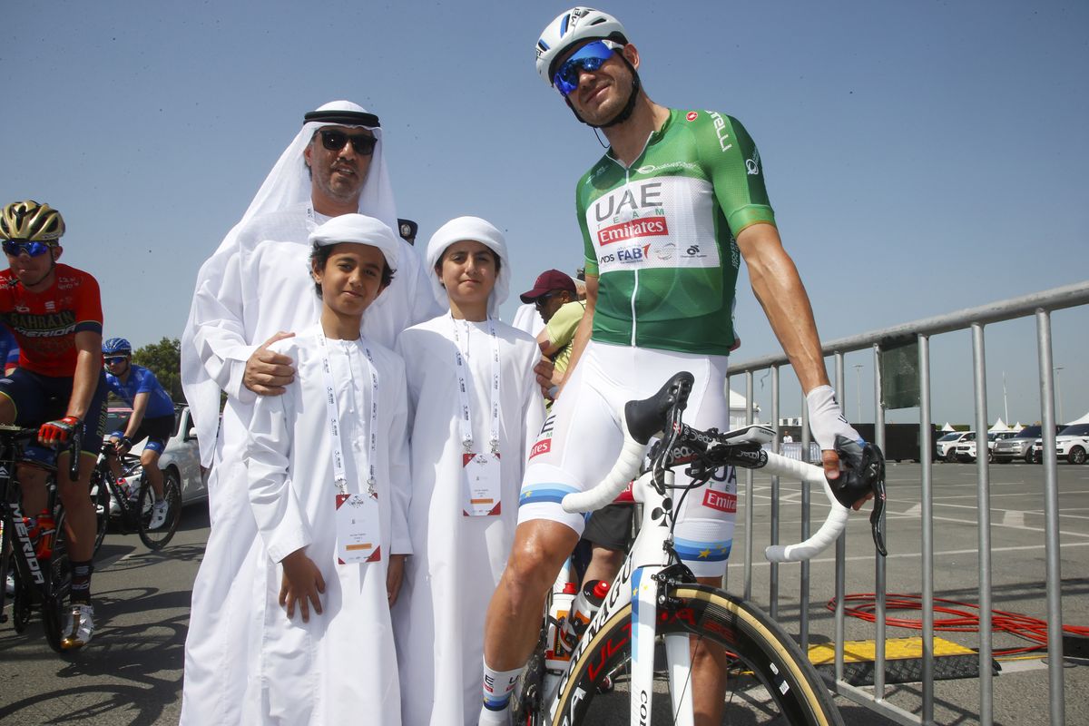 Alexander Kristoff in green at the start of stage 2